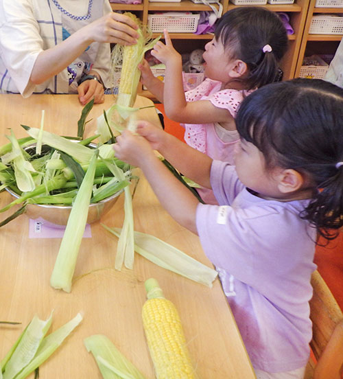 とうもろこしの皮むき