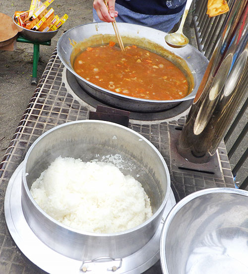 園庭のかまどでカレー作り