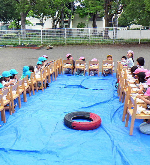 ピクニック気分の外での食事